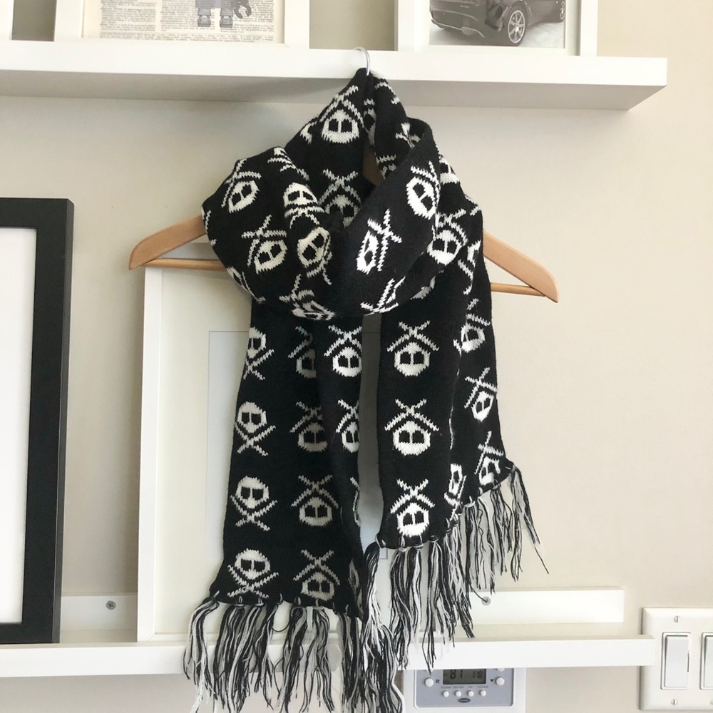 Black and White Skull Patterned Knit Scarf